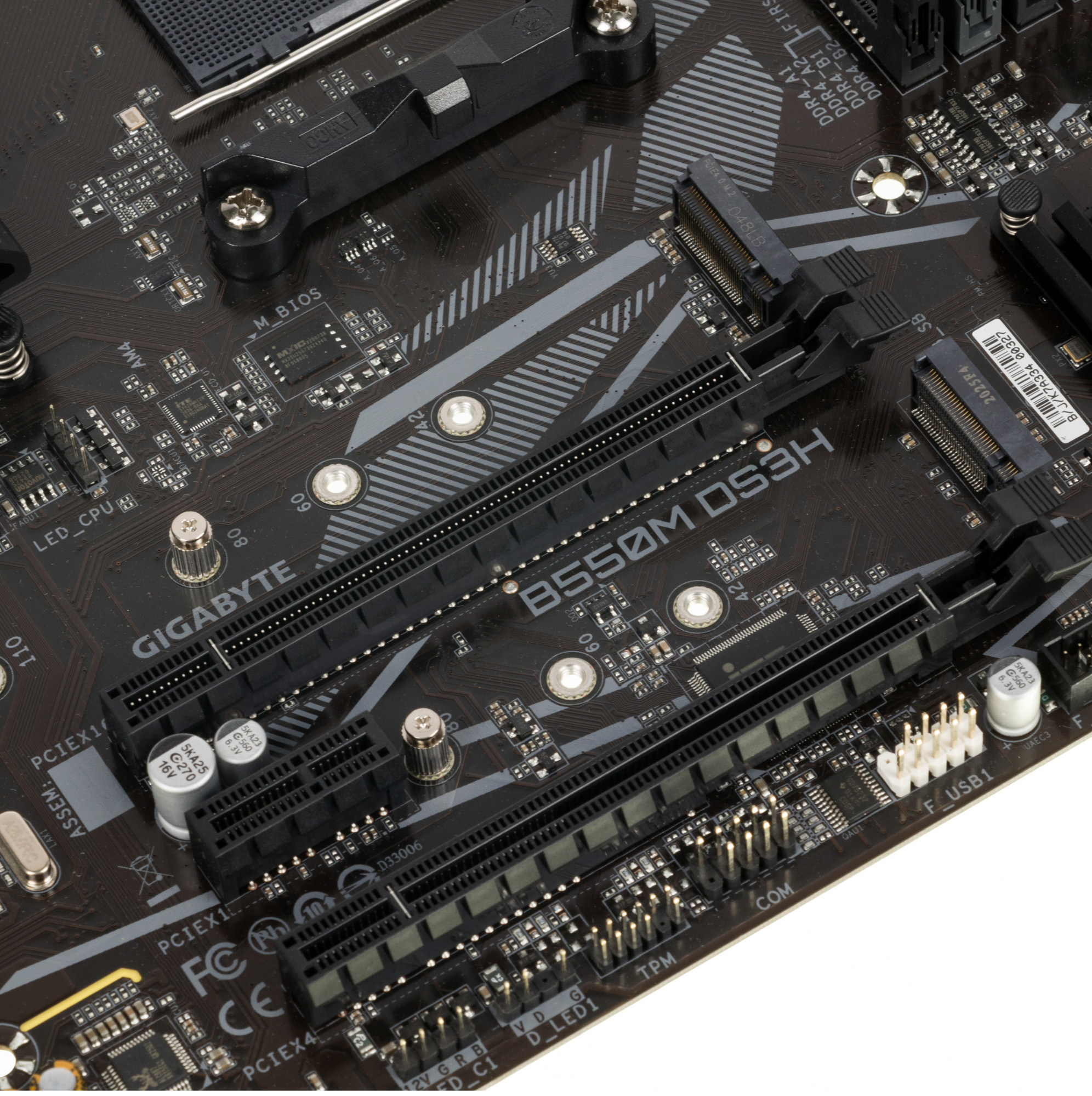 Материнская плата Gigabyte B550M DS3H Soc-AM4 AMD B550 4xDDR4 mATX AC`97 8ch(7.1) GbLAN RAID+DVI+HDMI