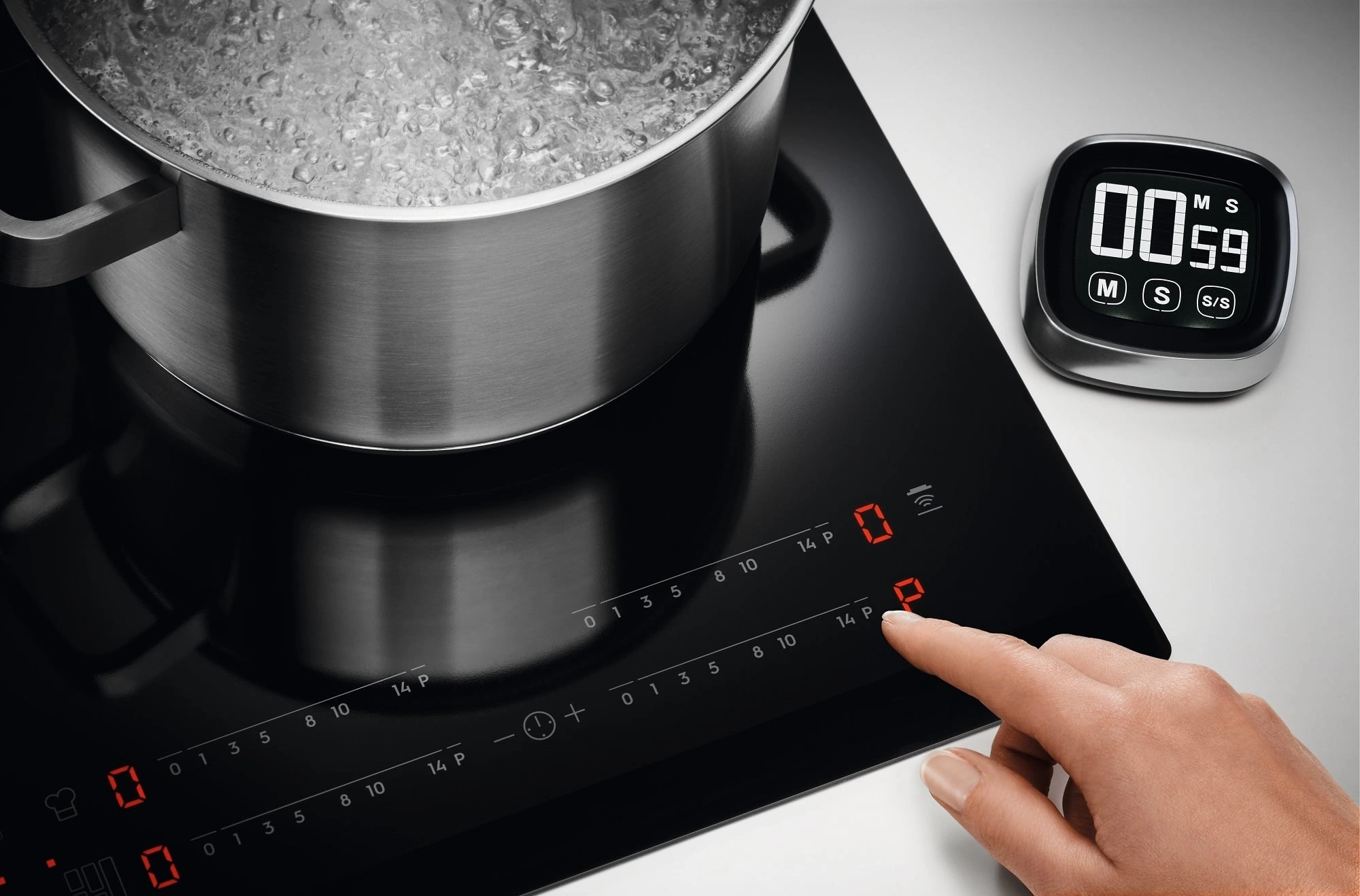 Индукционная варочная поверхность Electrolux EIS62453 черный