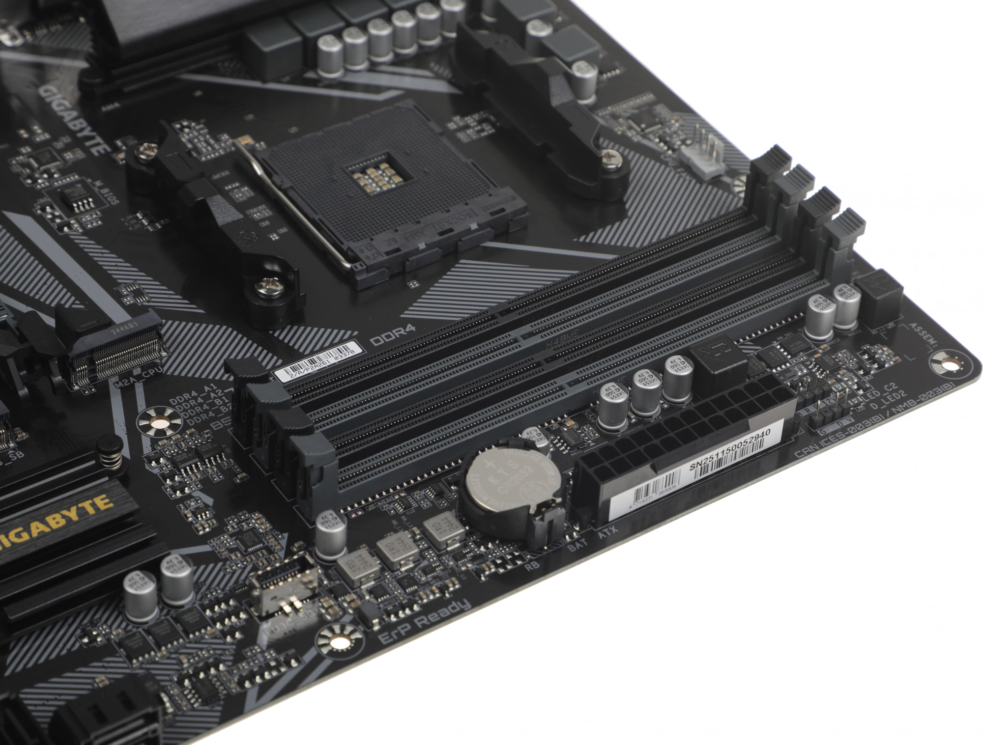 Материнская плата Gigabyte B550M DS3H AC R2 Soc-AM4 AMD B550 4xDDR4 mATX AC`97 8ch(7.1) GbLAN RAID+HDMI+DP