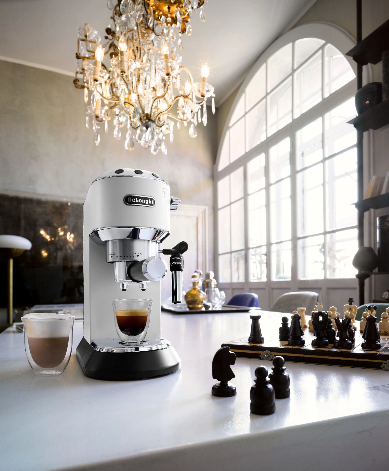 Кофеварка рожковая Delonghi EC685.W 1350Вт белый