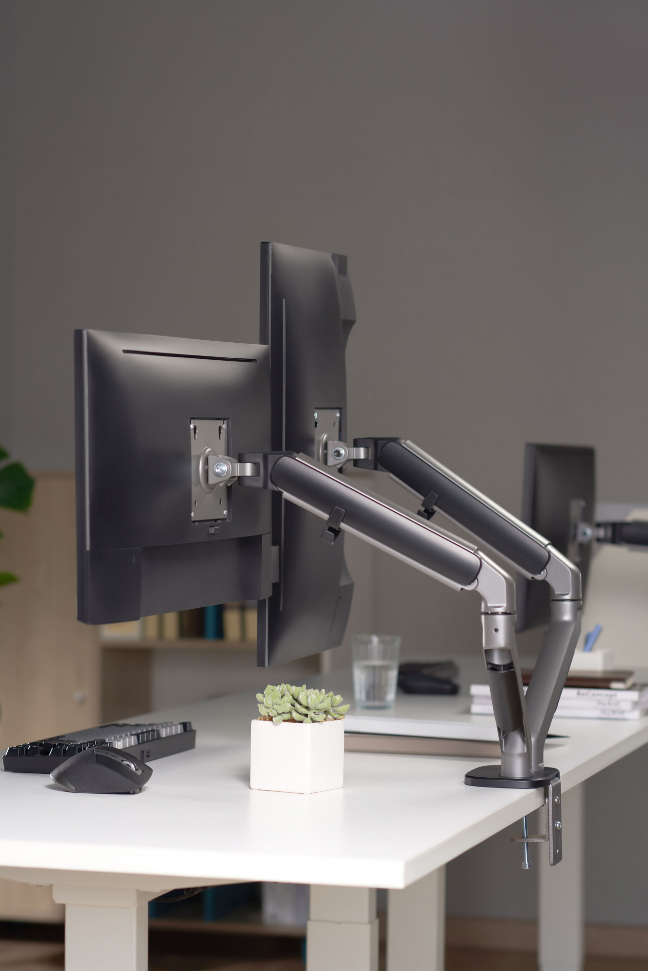 Кронштейн для мониторов Ultramounts UM735BL черный/серый 17"-27" макс.7кг крепление к столешнице поворот и наклон